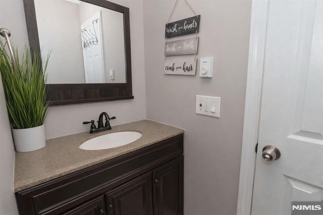 16 Arthur Road, Stanhope, NJ 07874