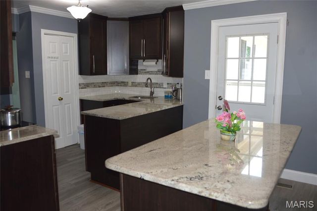 9959 Meadow Avenue, St Louis, MO 63125
