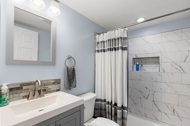 4 Circle St, Middleton, MA 01949