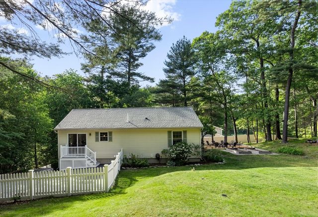 4 Circle St, Middleton, MA 01949