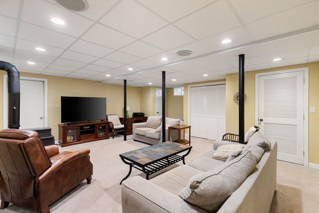4 Circle St, Middleton, MA 01949