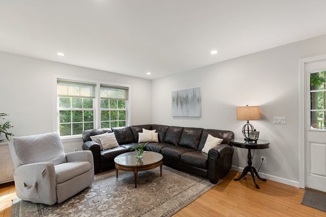 4 Circle St, Middleton, MA 01949