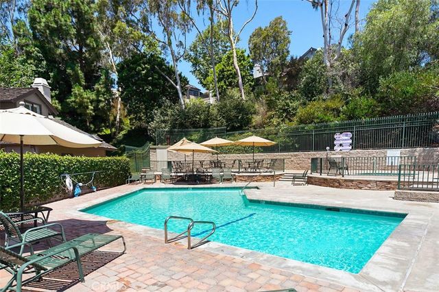 1091 STONE BROOK Lane, Costa Mesa, CA 92627