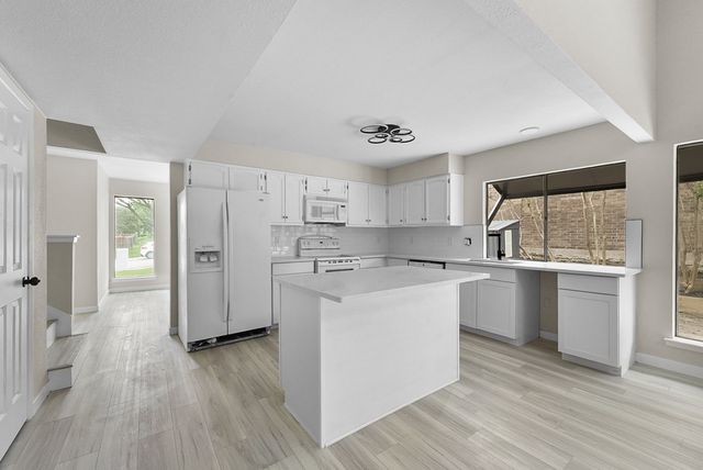 2723 Colonial Drive, Carrollton, TX 75007