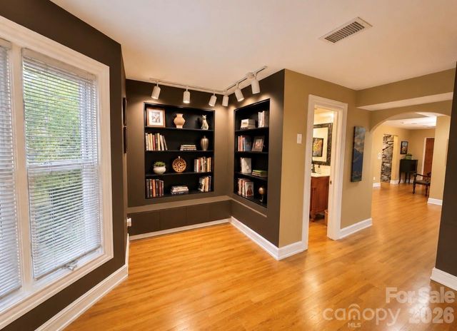 4821 Elmhurst Drive NE, Hickory, NC 28601