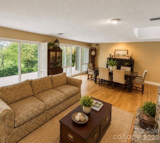 4821 Elmhurst Drive NE, Hickory, NC 28601