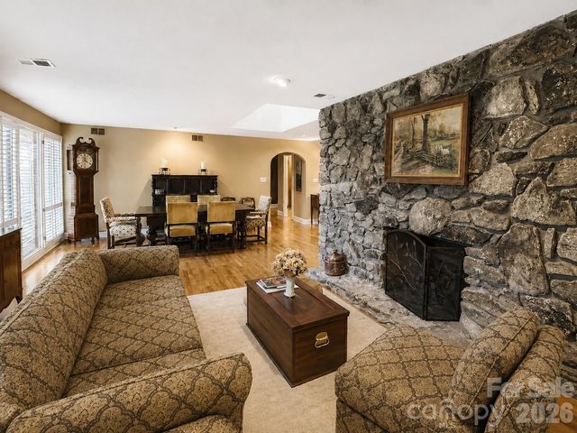 4821 Elmhurst Drive NE, Hickory, NC 28601