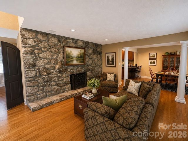 4821 Elmhurst Drive NE, Hickory, NC 28601