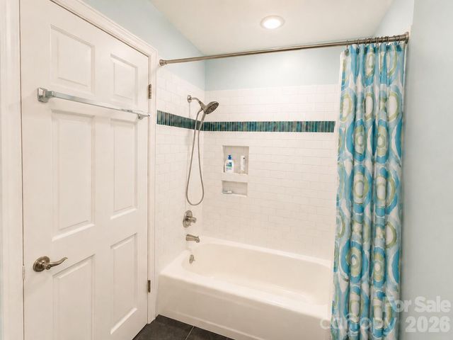 4821 Elmhurst Drive NE, Hickory, NC 28601