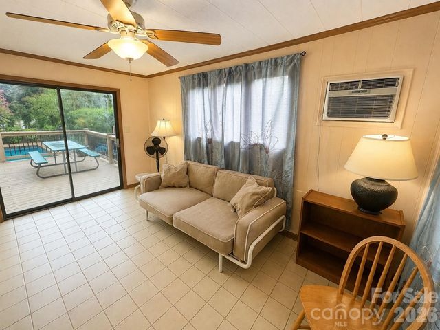 4821 Elmhurst Drive NE, Hickory, NC 28601