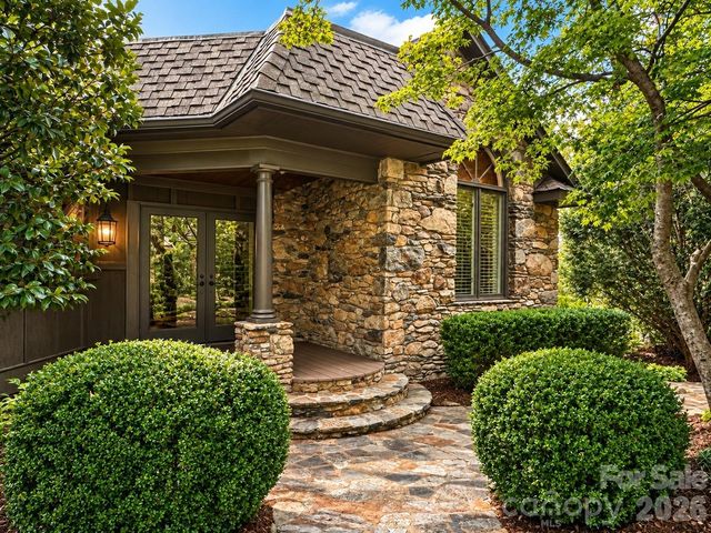 4821 Elmhurst Drive NE, Hickory, NC 28601