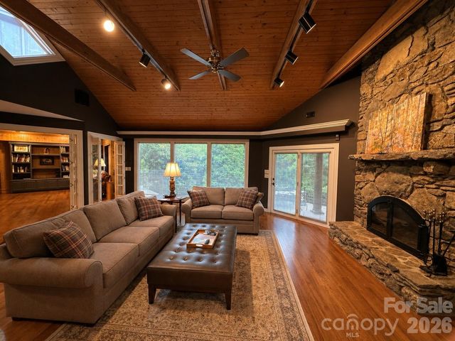 4821 Elmhurst Drive NE, Hickory, NC 28601