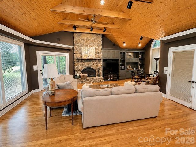 4821 Elmhurst Drive NE, Hickory, NC 28601