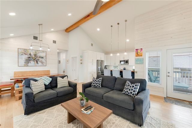 512 S Station St, Port Aransas, TX 78373