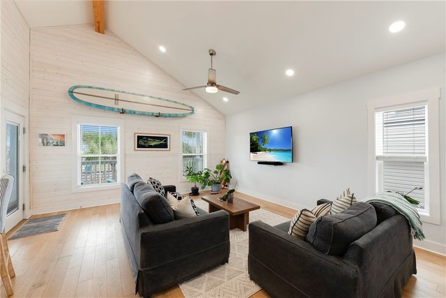 512 S Station St, Port Aransas, TX 78373