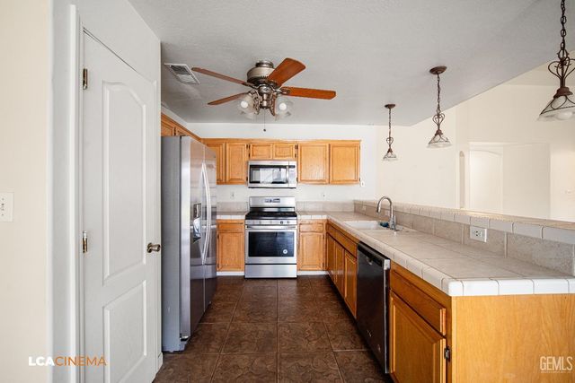 9820 Battersea Park Drive, Bakersfield, CA 93312