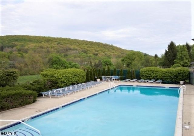 1413 Spruce Hills Dr, Glen Gardner Boro, NJ 08826