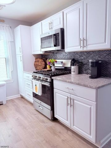 1413 Spruce Hills Dr, Glen Gardner Boro, NJ 08826