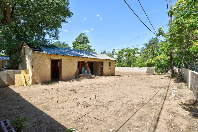 1101 PEAR Drive SW, Albuquerque, NM 87105