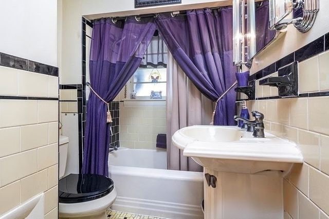 4 Lake Avenue, Tiverton, RI 02878