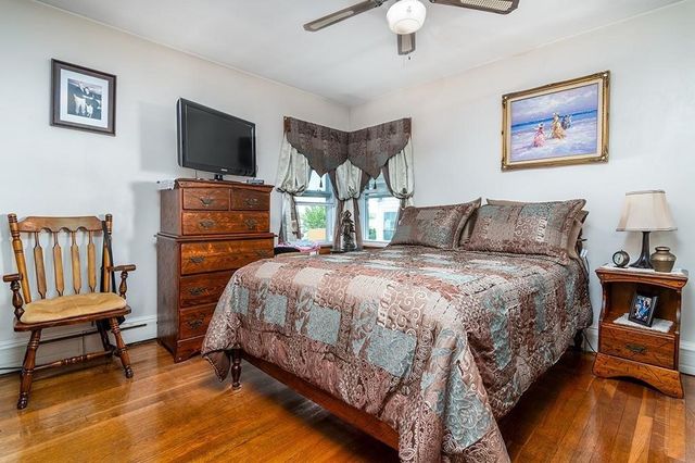 4 Lake Avenue, Tiverton, RI 02878