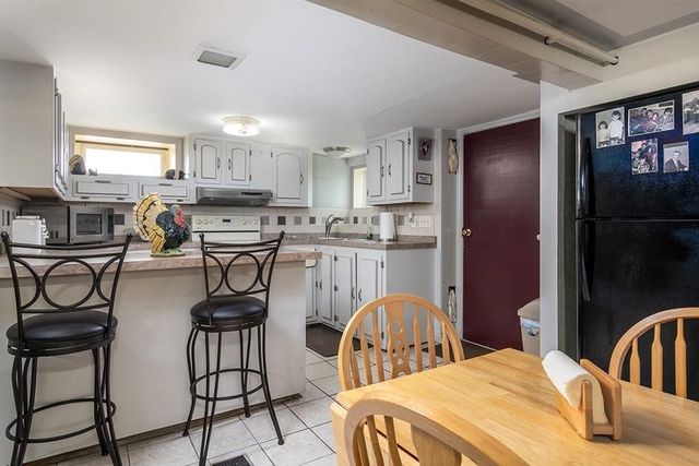 4 Lake Avenue, Tiverton, RI 02878