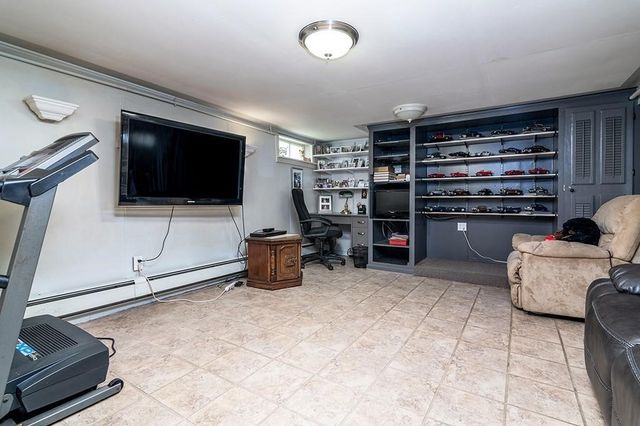 4 Lake Avenue, Tiverton, RI 02878