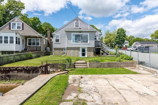 4 Lake Avenue, Tiverton, RI 02878