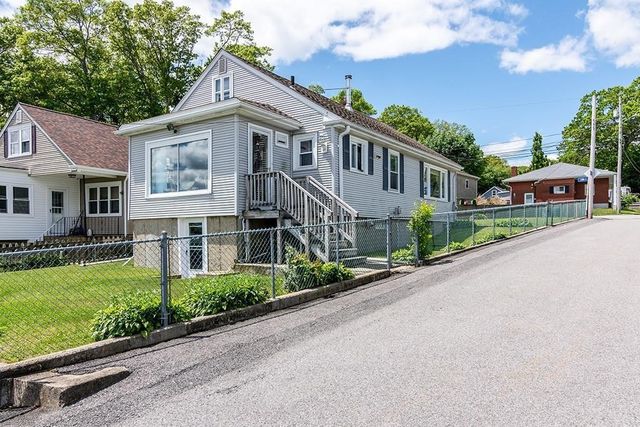 4 Lake Avenue, Tiverton, RI 02878