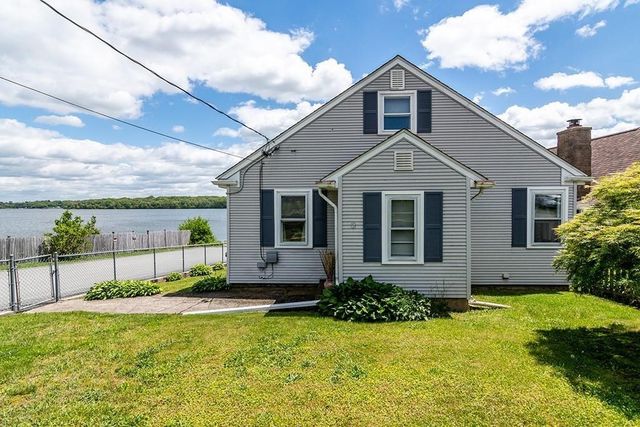4 Lake Avenue, Tiverton, RI 02878