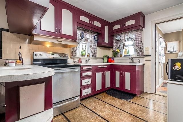 4 Lake Avenue, Tiverton, RI 02878