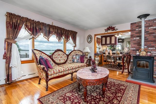 4 Lake Avenue, Tiverton, RI 02878