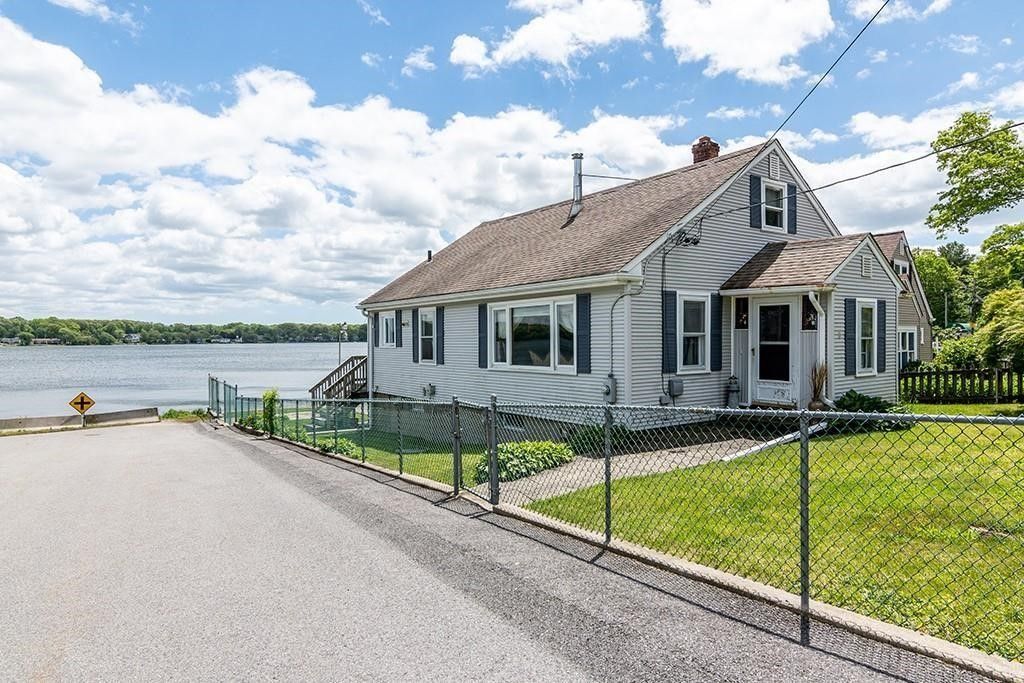 4 Lake Avenue, Tiverton, RI 02878