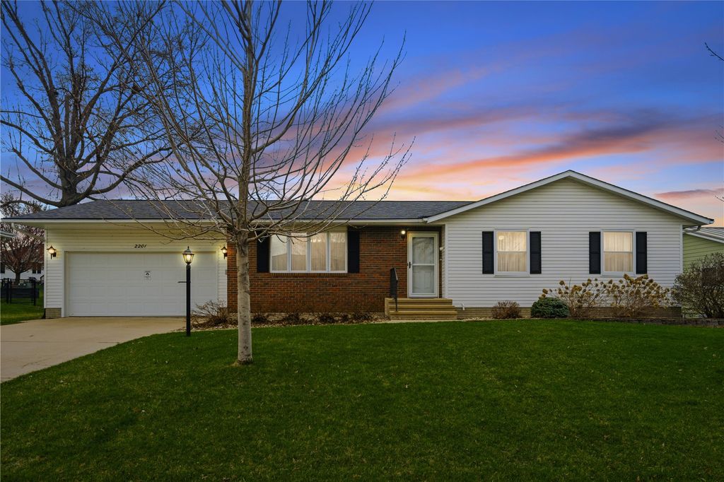 2201 Balsam Dr SW, Cedar Rapids, IA 52404