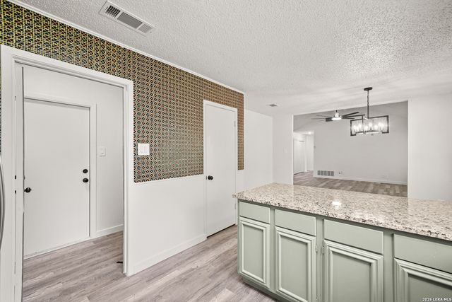 134 High Oak, Universal City, TX 78148