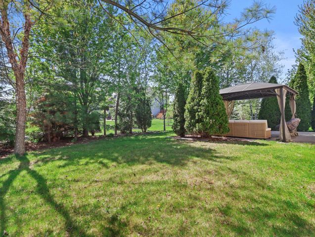 1537 Whitewater DRIVE, West Bend, WI 53095