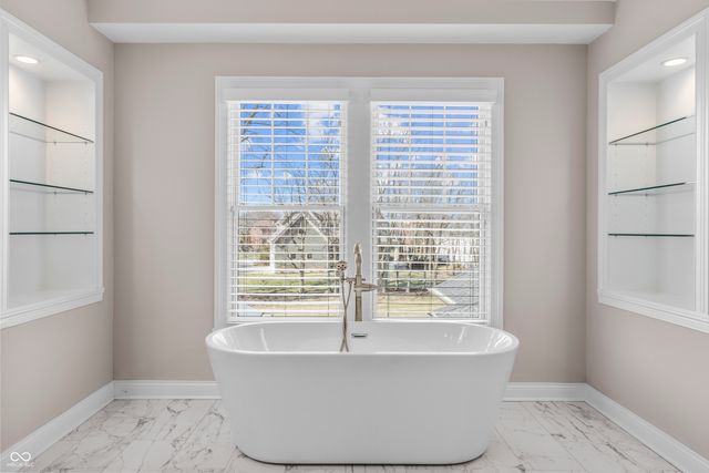 6582 W Deerfield Drive, Zionsville, IN 46077