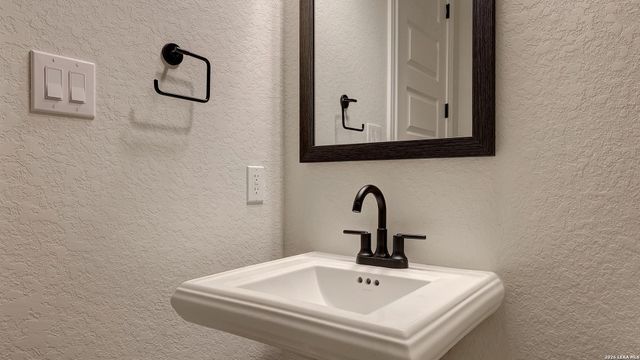 291 Bobs Cove, Castroville, TX 78009