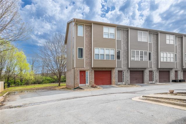1882 N Scull Creek Drive, Fayetteville, AR 72703