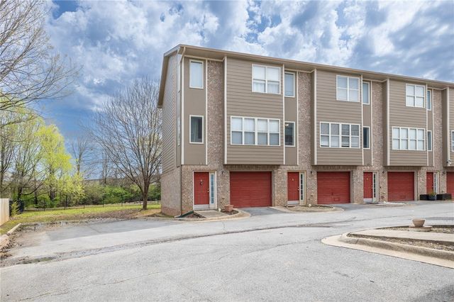 1882 N Scull Creek Drive, Fayetteville, AR 72703