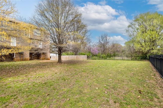 1882 N Scull Creek Drive, Fayetteville, AR 72703