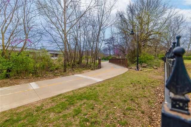 1882 N Scull Creek Drive, Fayetteville, AR 72703