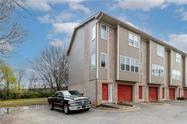 1882 N Scull Creek Drive, Fayetteville, AR 72703