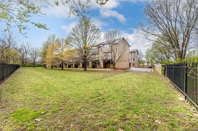 1882 N Scull Creek Drive, Fayetteville, AR 72703
