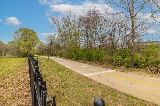1882 N Scull Creek Drive, Fayetteville, AR 72703