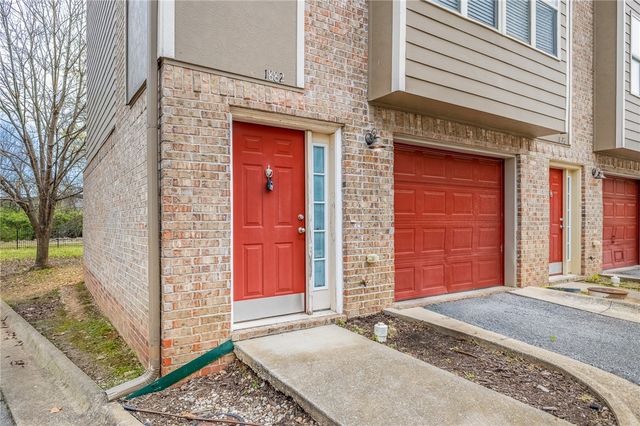 1882 N Scull Creek Drive, Fayetteville, AR 72703