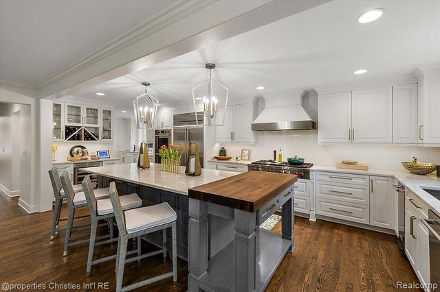 586 Fairfax Street, Birmingham, MI 48009