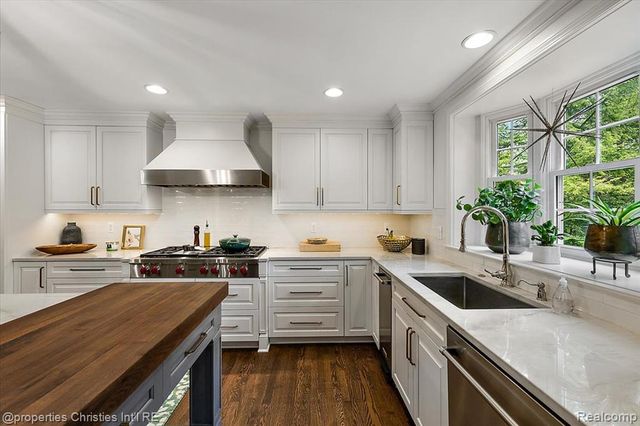 586 Fairfax Street, Birmingham, MI 48009