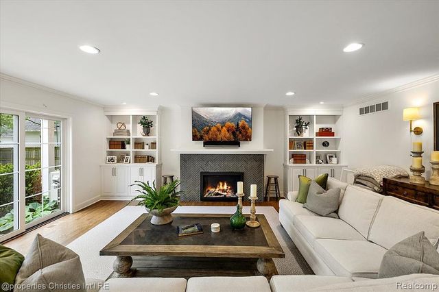 586 Fairfax Street, Birmingham, MI 48009