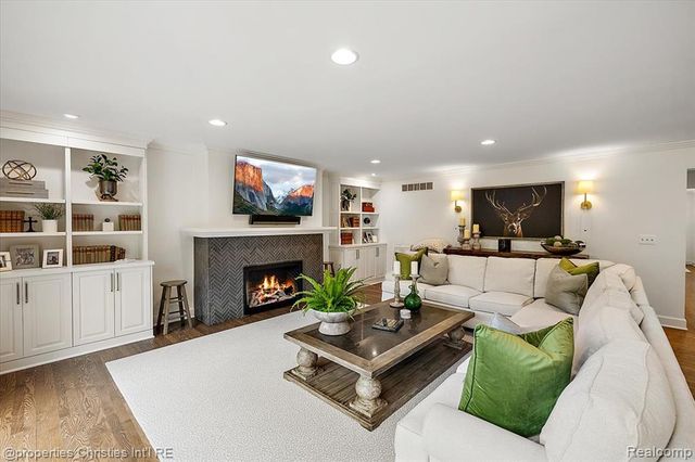 586 Fairfax Street, Birmingham, MI 48009